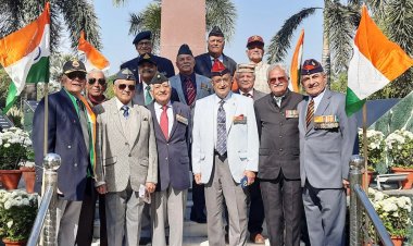 राष्ट्रीय और रक्षा बलों के झंडे शान से लहराते हुए शहीदों के परिवारों ने  की पुष्पांजलि अर्पित