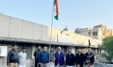 न्यायालय वाणिज्य कर अधिकरण नोयडा परिसर में हुआ ध्वजारोहण