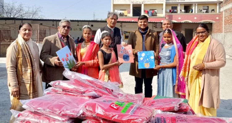 नोएडा लोकमंच ने 'स्प्रेडिंग द वॉर्मथ' अभियान के तहत किए 400 स्वेटर वितरित