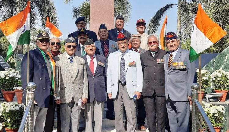 राष्ट्रीय और रक्षा बलों के झंडे शान से लहराते हुए शहीदों के परिवारों ने  की पुष्पांजलि अर्पित