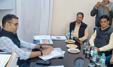 इंडस्ट्रीज और प्रदूषण से संबंधित समस्या पर की चर्चा