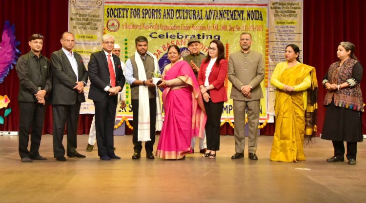 मयूर स्कूल बना चैंपियन, जीती 13वें नोएडा बसंत महोत्सव की ट्रॉफी