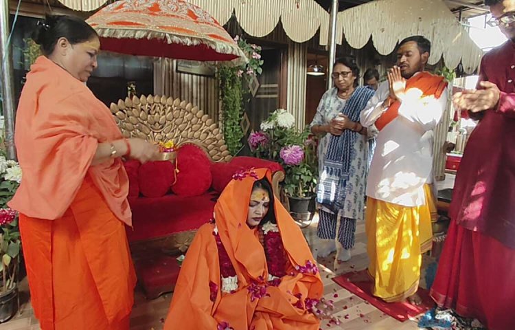 सनातन की परंपरा को आगे बढ़ाते महामण्डलेष्वर की उपाधि प्राप्त हुई