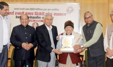 आचार्य द्विवेदी के लेखन में परंपरा के साथ आधुनिकता: डॉ त्रिपाठी