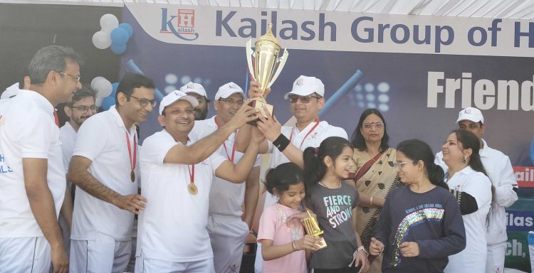 क्रिकेट फ्रेंडशिप मैच विजयी टीम को डॉ. उमा शर्मा ने पुरस्कृत किया