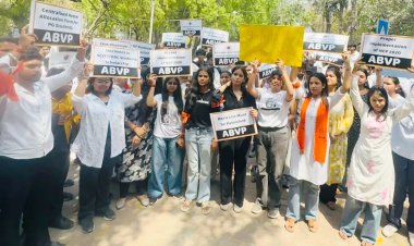 दिल्ली विश्वविद्यालय की छात्र-विरोधी व लापरवाह नीतियों के खिलाफ़ अभाविप का विशाल प्रदर्शन