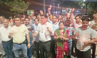 आतंकवादियों द्वारा मारे गए हिंदू परिवार के विरोध में निकाला कैंडल मार्च