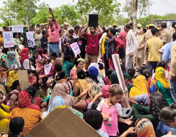 गौतम बुद्ध नगर के ग्रेटर नोएडा में बिजली समस्या को लेकर हुआ विशाल प्रदर्शन