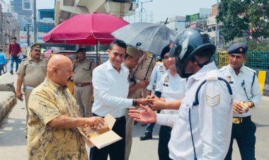 भीषण गर्मी की परवाह ना करते हुए लगातार अपना दायित्व निभा रहे यातायात पुलिस कर्मी को पहुंचाया इलेक्ट्रोल