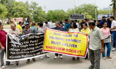 रिवर व्यू सोसाइटी के निवासियों का बड़ा प्रदर्शन NBCC और CR कार्यालय के खिलाफ उठाई मूलभूत सुविधाओं की मांग