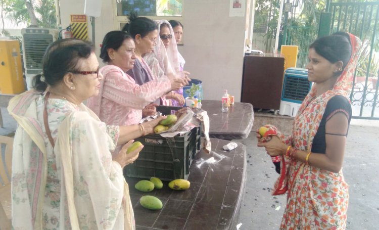 राहगीरों को मुफ्त पानी और ताजे फल वितरित किए