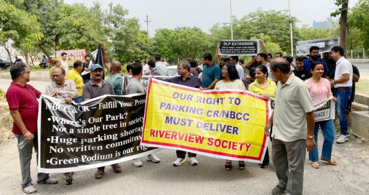 रिवर व्यू सोसाइटी के निवासियों का बड़ा प्रदर्शन NBCC और CR कार्यालय के खिलाफ उठाई मूलभूत सुविधाओं की मांग
