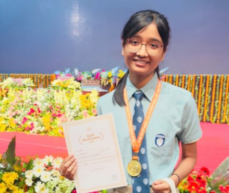 सीबीएसई कक्षा 12वीं, 2025 में उत्तर प्रदेश राज्य की द्वितीय टॉपर एवं गौतम बुद्ध नगर जिला टॉपर बनीं आकांक्षा