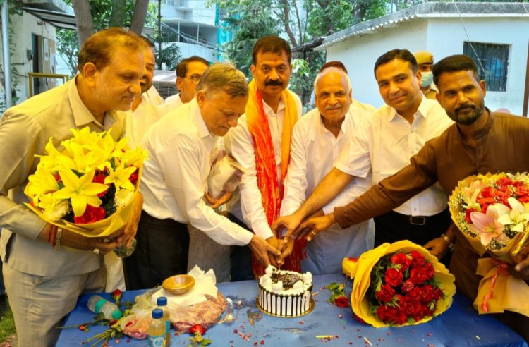 कैप्टन विकास गुप्ता के जन्म दिन पर लगा रहा बधाई देने वालों का तांता