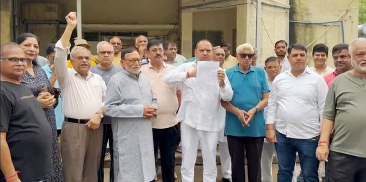 सेक्टर-56 निवासियों ने किया बिजली विभाग के खिलाफ प्रदर्शन