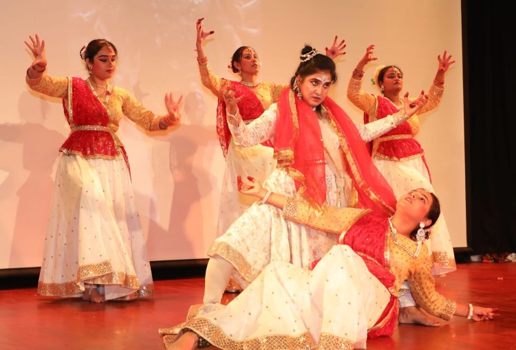 अंतरंग उत्सव में पारंपरिक प्रस्तुति ने बांधा समां