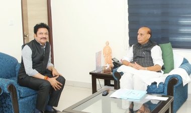 मीडिया क्लब अध्यक्ष आलोक द्विवेदी ने की रक्षामंत्री से मुलाक़ात