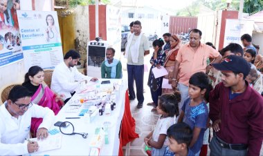 नोएडा के सेक्टर 135 स्थित अश्विक फार्म्स में लगा विशेष स्वास्थ्य शिविर