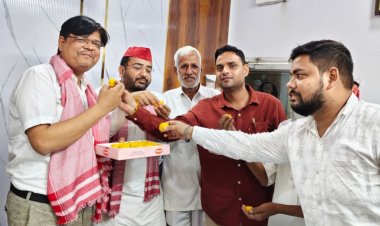 सपा नेता आज़म खाँ की रिहाई पर सपा नोएडा महानगर में जश्न का माहौल