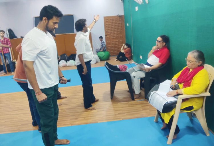 प्रसिद्ध नाटककार पद्मश्री डी पी सिन्हा लिखित नाटक 'कथा एक कंस की' का रिहर्सल नोएडा में