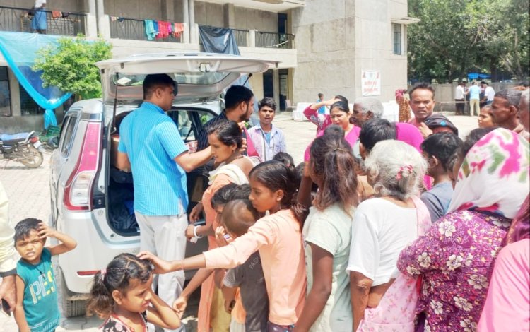 नोएडा में बाढ़ प्रभावित बच्चों के चेहरों पर मुस्कान बिखेरता श्री रामा कृष्णा धर्मार्थ सेवा ट्रस्ट