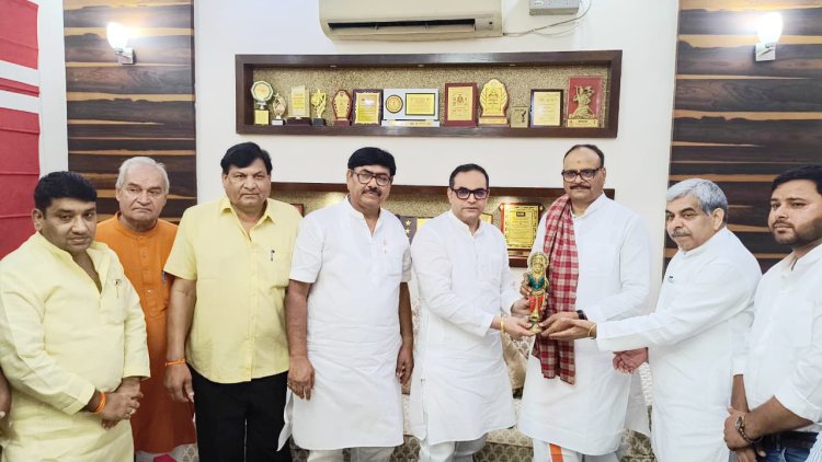 उपमुख्यमंत्री ब्रजेश पाठक को कराया शहर की स्वास्थ्य सेवाओं से अवगत