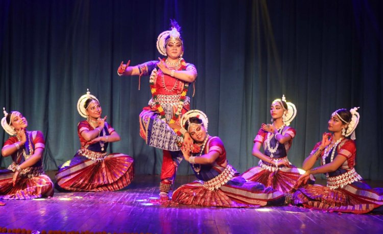 कलाकारों ने सुंदर प्रस्तुतियों से मोहा मन, कलाकारों को किया गया सम्मानित 