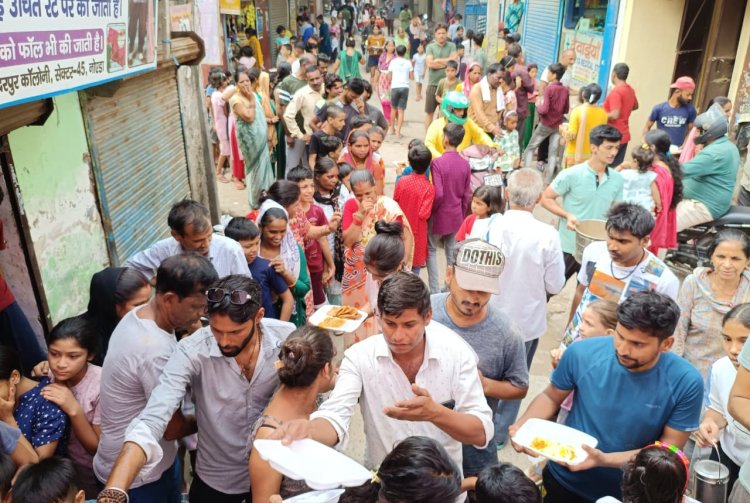 युवाओं ने किया महानवमी पर विशाल भंडारे का आयोजन किया