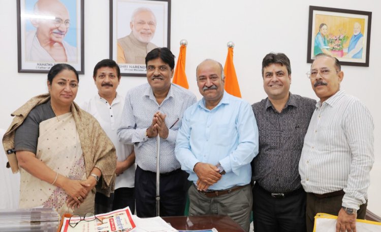 The delegation of Jammu Kashmir Internally Displaced Welfare Society met CM Delhi Smt. Rekha Gupta