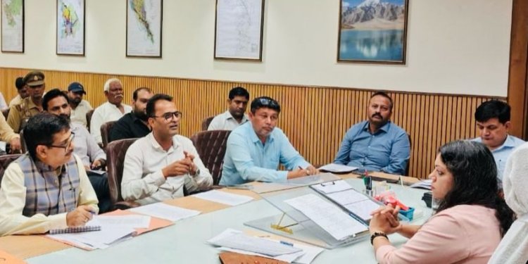 उत्तर प्रदेश युवा व्यापार मंडल ने डीएम के समक्ष रखी व्यापारियों की परेशानियां