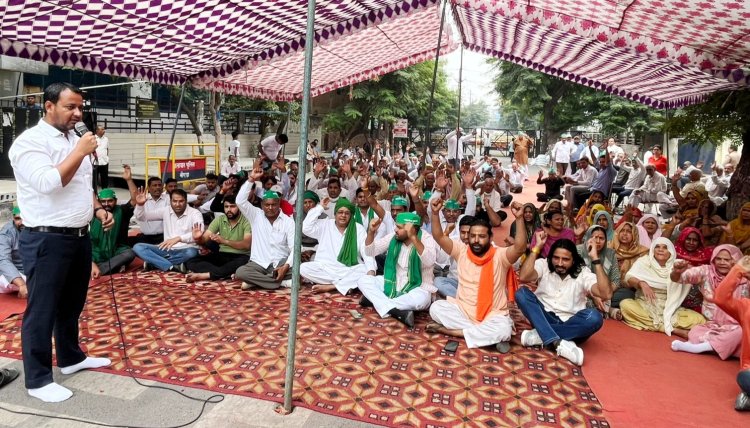 कागज बोलता है किसानों का नोएडा प्राधिकरण पर बकाया है - सुधीर चौहान
