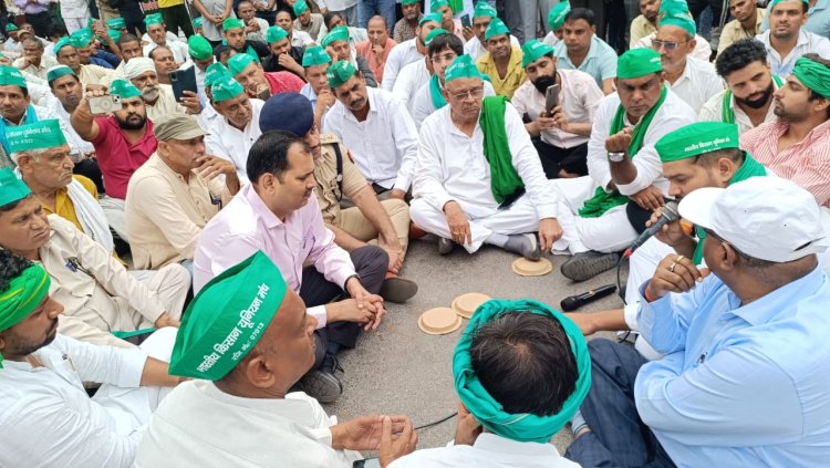 नोएडा प्राधिकरण पर अनिश्चितकालीन धरना प्रदर्शन हुआ शुरू - अशोक चौहान