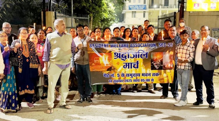 लाल क़िला पर हुए कार विस्फोट में मारे गए लोगो को श्रद्धांजलि देने के लिए निकाला कैंडल मार्च