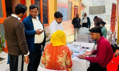 निःशुल्क कैंसर व हेल्थ चेकअप कैंप में बुजुर्गों को मिला परामर्श