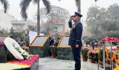 24वाँ विजय दिवस : पुष्पचक्र अर्पण के दौरान शहीदों के परिजनों की आँखों में निस्तब्ध वेदना