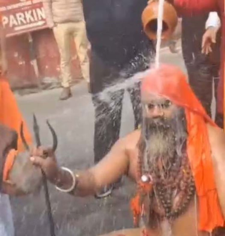 12 दिनों से प्राधिकरण पर अनशन व शांतिपूर्ण धरने पर बैठे नागा साधु माधव गिरी का 101 कलश से स्नान