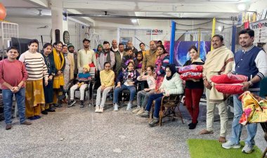 फस्ट रिहैब फाउंडेशन के बच्चों ने पुराने पोस्टर्स को वॉटरप्रूफ ब्लैंकेट में बदला, जरूरतमंदों को बांटे