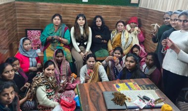 विद्या देवी स्कूल ऑफ क्रोशिया एवं निटिंग में सहायक आयुक्त उद्योग ने किया निरीक्षण, महिलाओं के हुनर की सराहना