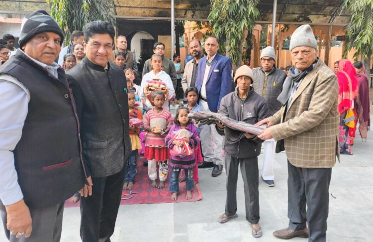 अखिल भारतीय अग्रवाल वैश्य मित्र मंडल ने शांभवी महामुद्रा में पढ़ने वाले बच्चों को बांटे स्वेटर एवं कंबल