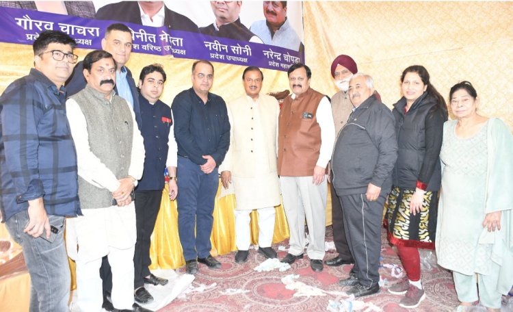 नोएडा पंजाबी एकता समिति ने बढ़ती ठंड को देखते हुए किया कंबलों का वितरण