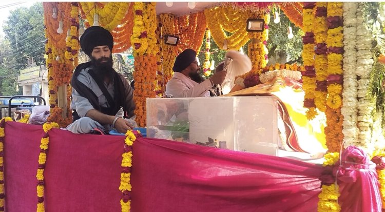 नोएडा पंजाबी समाज ने किया शाहना नगर कीर्तन का स्वागत, बांटा लंगर प्रसाद