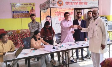 भाजपा के राष्ट्रीय प्रवक्ता ने निठारी में वितरित किए नि:शुल्क आयुष्मान और ई-श्रम कार्ड