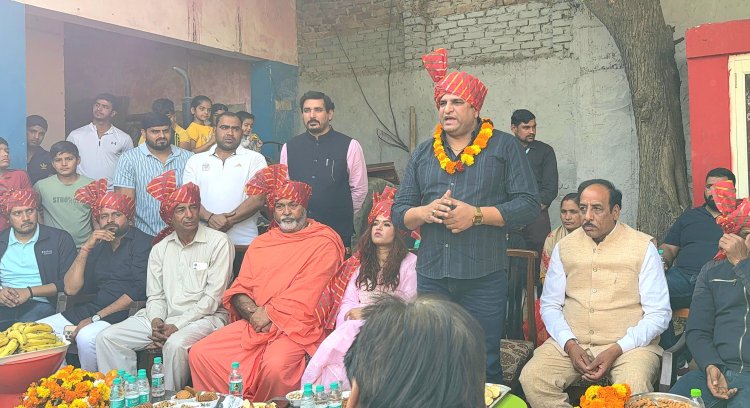सतपाल यादव व शालिनी सिंह के संयुक्त तत्वाधान में कुश्ती अखाड़ो में कुश्ती मैट भेट किए गए