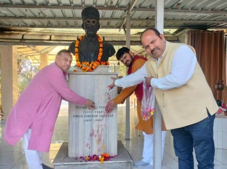 वीर सावरकर को हिन्दू महासभा ने दी भावभीनी श्रद्धांजलि, लिया अखंड हिन्दू राष्ट्र की स्थापना का संकल्प
