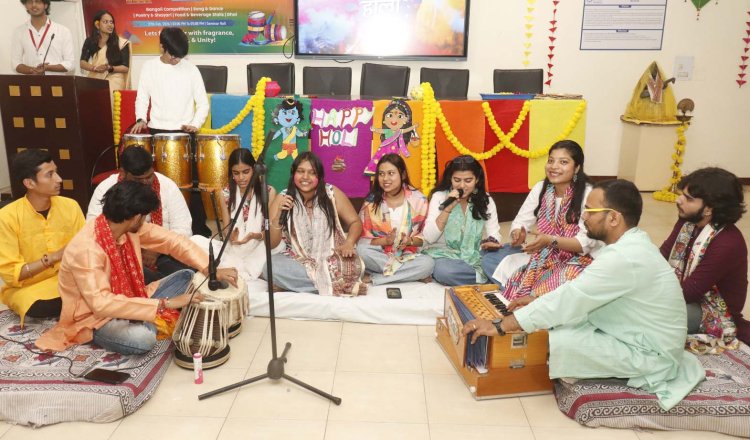 आईएमएस नोएडा में खेली गई फूलों की होली