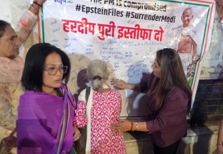 अंतरराष्ट्रीय महिला दिवस पर एलपीजी गैस की बढ़ती कीमतों के खिलाफ कैंडल मार्च और हस्ताक्षर अभियान