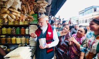 झालमुड़ी की थाली में छिपा बड़ा संदेश: आम लोगों से जुड़ाव और लोकल कारोबार को सम्मान