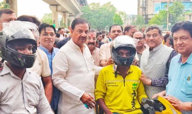 भारत विकास परिषद द्वारा सड़क सुरक्षा एवं जनजागरूकता के उद्देश्य से दो पहिया वाहन चालकों हेतु नि:शुल्क हेलमेट एवं मीठा शरबत वितरण किया गया