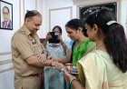 पुलिसकर्मियों को राखी बाँधकर मनाया रक्षाबंधन उत्सव