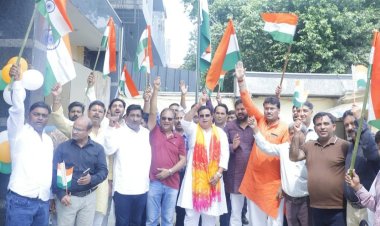 उत्तर प्रदेश उद्योग व्यापार मंडल द्वारा मनाया गया राष्ट्रीय महापर्व, निकाली तिरंगा यात्रा